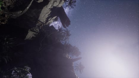 4K-Astrofotografie-Sternspuren-über-Sandstein-Canyon-Wände